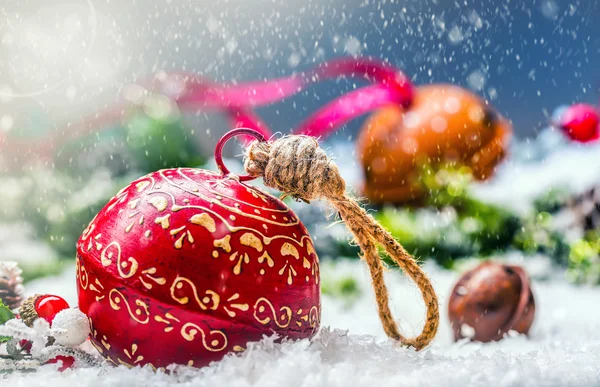 Karácsonyi labdák jingle bells. Piros szalag, szöveg boldog karácsonyt. Havas absztrakt háttér és dekoráció — Stock Fotó