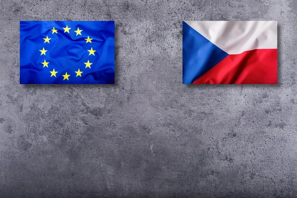 Drapeaux de la République tchèque et de l'Union européenne sur fond concret — Photo