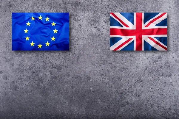 Флаги Великобритании и Европейского Союза на конкретном фоне — стоковое фото