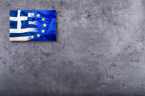 Bandera de la Unión Europea y Grecia sobre fondo concreto — Foto de Stock
