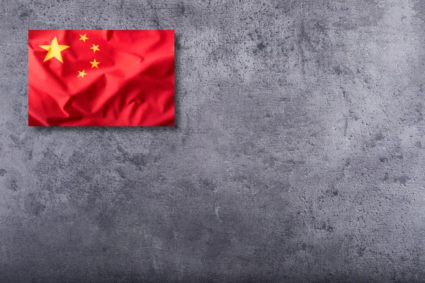 Vlag van China. Volkeren vlag van de Republiek China op concrete achtergrond — Stockfoto