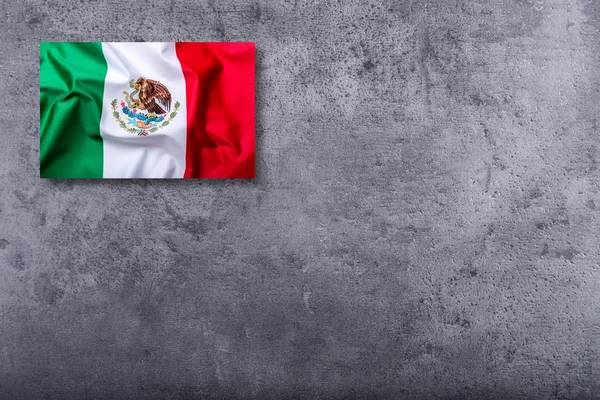 Meksika bayrağı beton zemin üzerine — Stok fotoğraf