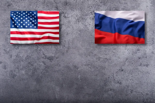 Drapeaux des États-Unis et de la Russie sur fond de béton — Photo