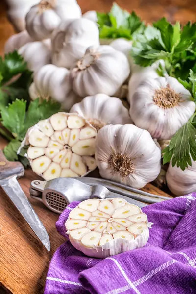 Aglio. Mazzo di aglio fresco con erbe di sedano — Foto Stock