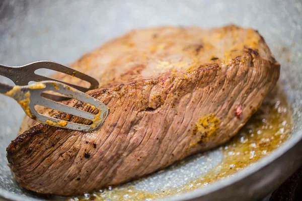 Nötstek. Kock i ett restaurangkök använda keramisk stekpanna för förberedelse av nötstek — Stockfoto