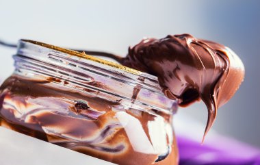 Kaşık çikolata formada. Fındıklı çikolata yayılmış bir kavanoz