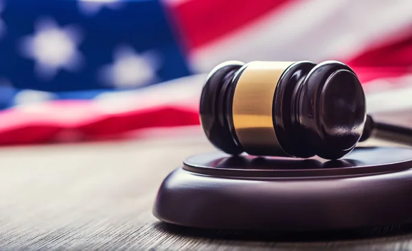 Soudci dřevěné kladívko s Usa vlajka v pozadí. Symbol pro předpis — Stock fotografie