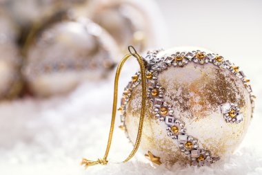 Noel zamanı. Lüks Noel top kar ve karlı soyut sahnelerde