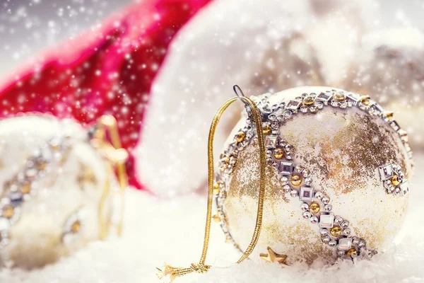 Weihnachtszeit. Luxus-Weihnachtskugel im Schnee und verschneite abstrakte Szenen — Stockfoto