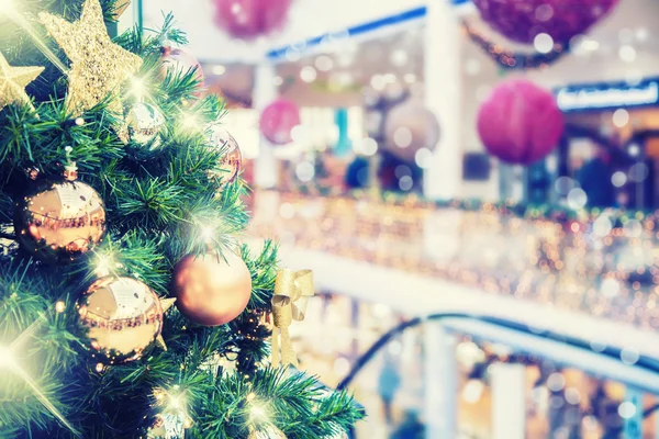 Albero di Natale con decorazione in oro nel centro commerciale.Vendite di liquidazione di Natale al centro commerciale. Elegante albero di Natale in un centro commerciale — Foto Stock