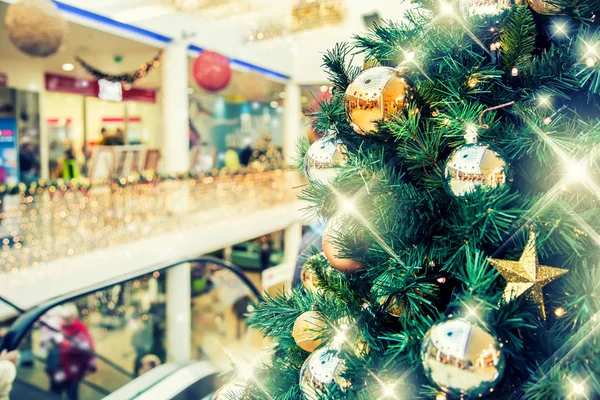 Albero di Natale con decorazione in oro nel centro commerciale.Vendite di liquidazione di Natale al centro commerciale. Elegante albero di Natale in un centro commerciale — Foto Stock