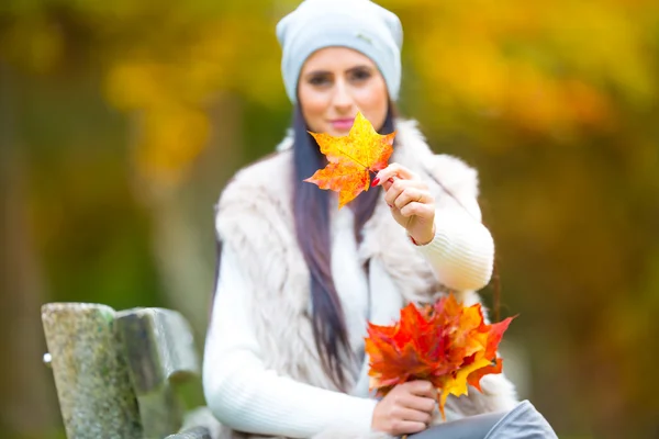 Young attractive woman with bouquet autumn leaves in hand. Fall. — Φωτογραφία Αρχείου