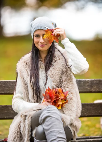 Young attractive woman with bouquet autumn leaves in hand. Fall. — Φωτογραφία Αρχείου