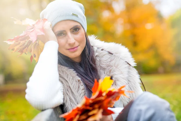 Mulher atraente nova com folhas de outono de buquê na mão. Queda . — Fotografia de Stock