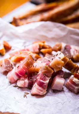 Ahşap tahta kimyon ve otlar ile ham pastırma füme dilimleri