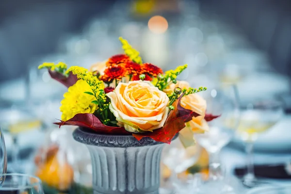 Свадебный стол. Букеты аранжировки цветов в качестве украшения для свадьбы — стоковое фото