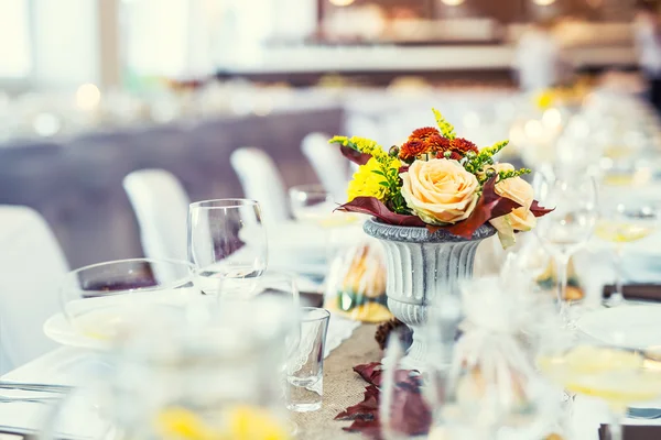 Mesa de casamento. Buquês de arranjo de flores como decoração para casamento — Fotografia de Stock