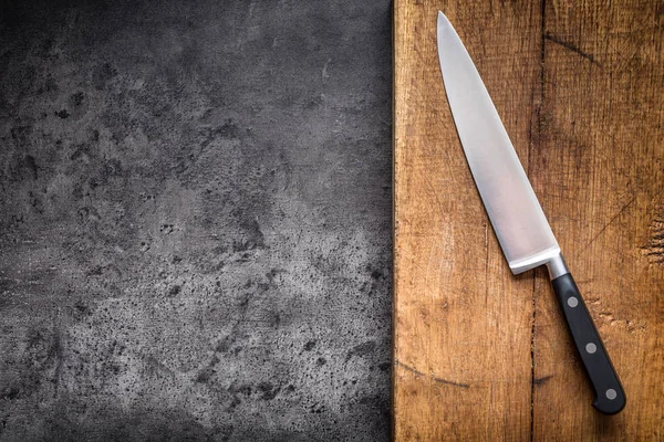 Cuchillo de cocina sobre hormigón o tablero de madera — Foto de Stock