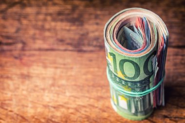 Euro banknot. Euro para birimi. Euro para. Yakın çekim, A haddelenmiş Euro banknot üzerinde beton veya ahşap tablo
