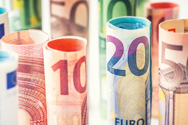 Mehrere hundert Euro-Banknoten gestapelt mit wert.Rollen Euro-Banknoten. Euro-Währungsgeld. Banknoten in unterschiedlichen Positionen übereinander gestapelt — Stockfoto