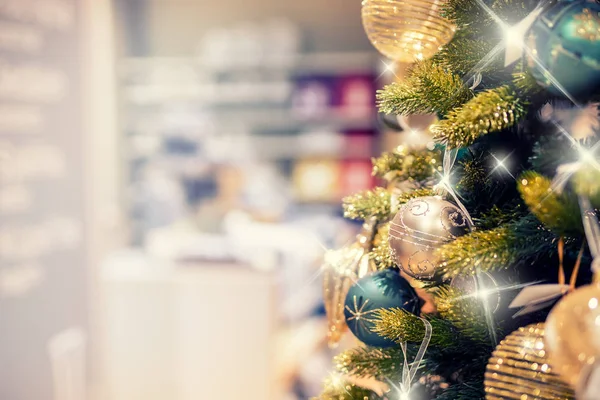 Albero di Natale con decorazione in oro nel centro commerciale.Vendite di liquidazione di Natale al centro commerciale. Elegante albero di Natale in un centro commerciale — Foto Stock