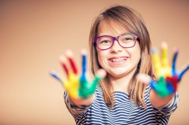 Gösterilen bir kız pre-teen öğrenci portresi el boyalı. Tonda fotoğraf