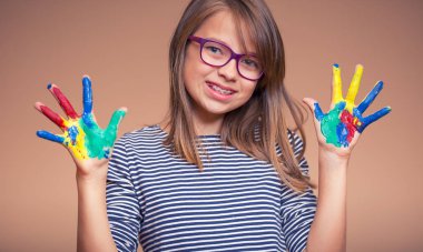 Gösterilen bir kız pre-teen öğrenci portresi el boyalı. Tonda fotoğraf