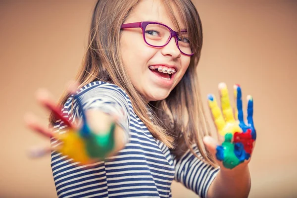 Gösterilen bir kız pre-teen öğrenci portresi el boyalı. Tonda fotoğraf