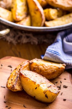 Patates. Kavrulmuş patates. Tuz karabiber ve kimyon ile Amerikan patates. Kavrulmuş patates dilimleri lezzetli çıtır