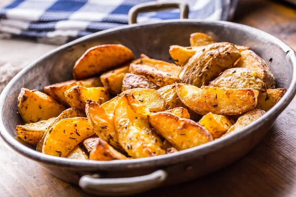 Patata. Patate arrosto. Patate americane con sale pepe e cumino. Cunei di patate arrosto delizioso croccante — Foto Stock