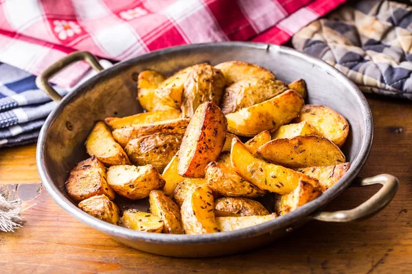 Patata. Patate arrosto. Patate americane con sale pepe e cumino. Cunei di patate arrosto delizioso croccante — Foto Stock