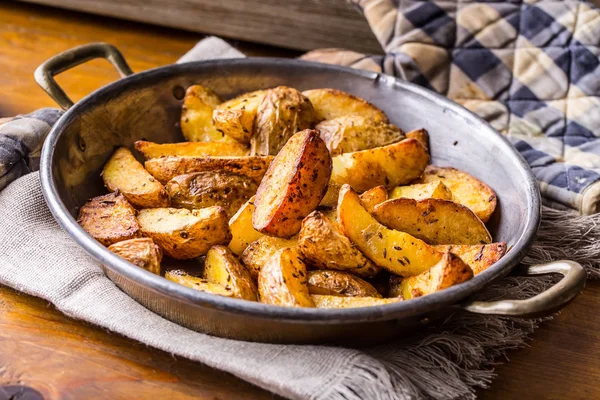 Patata. Patate arrosto. Patate americane con sale pepe e cumino. Cunei di patate arrosto delizioso croccante — Foto Stock