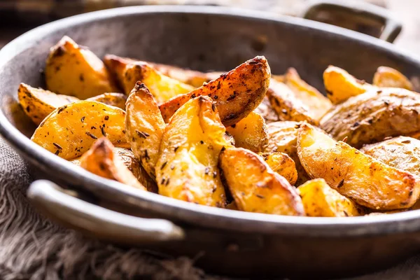 Patata. Patate arrosto. Patate americane con sale pepe e cumino. Cunei di patate arrosto delizioso croccante — Foto Stock