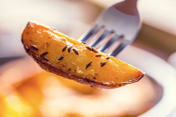Картошка. Жареный картофель. Американская картошка с соленым перцем и тмином. Жареный картофель клинья вкусный хрустящий — стоковое фото