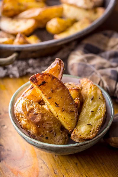 Patata. Patate arrosto. Patate americane con sale pepe e cumino. Cunei di patate arrosto delizioso croccante — Foto Stock