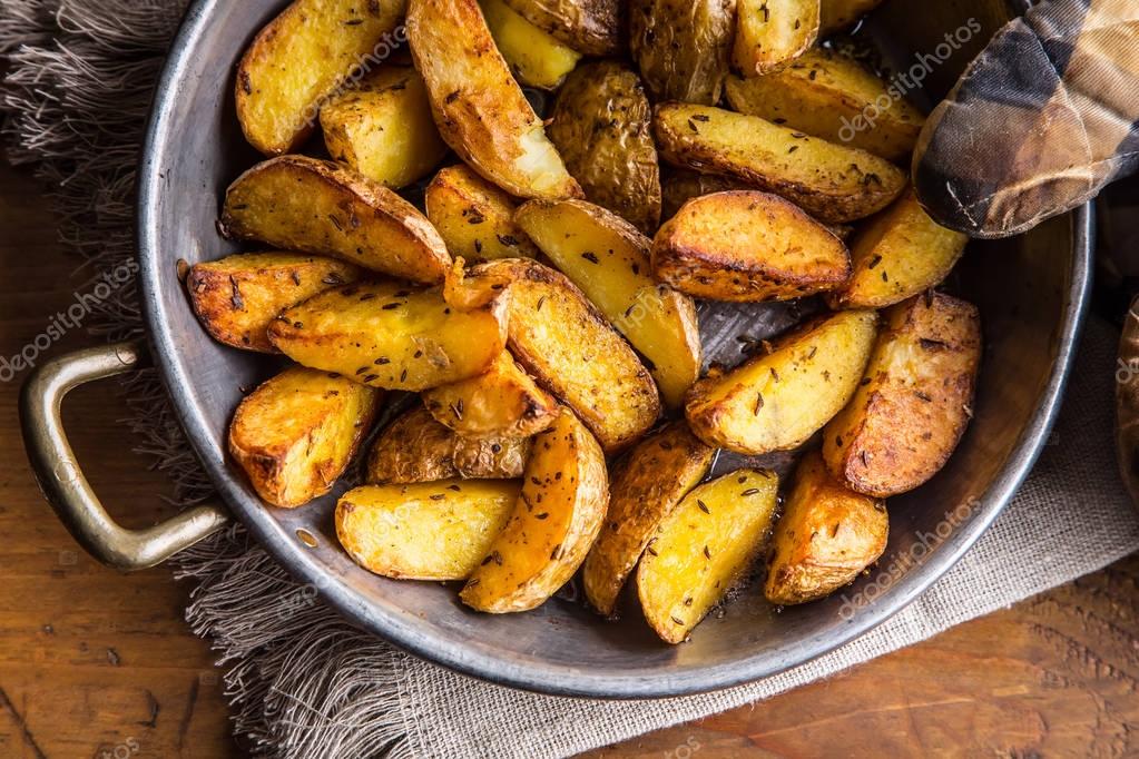 Можно ли жарить замороженную картошку. Женщина с жареной картошкой. Квадратики жарить в масле. Печеный картофель по американски. Заморозки зажарки.