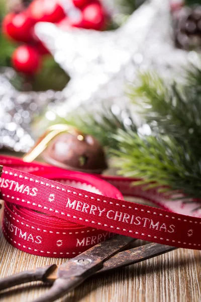 Різдвяні стрічки ножиці прикраси ялинкові зірки кульки — стокове фото