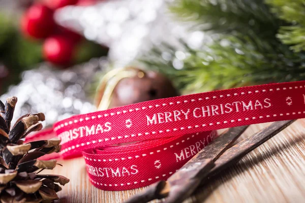 Nastro di Natale forbici decorazioni abete stelle palle Fotografia Stock