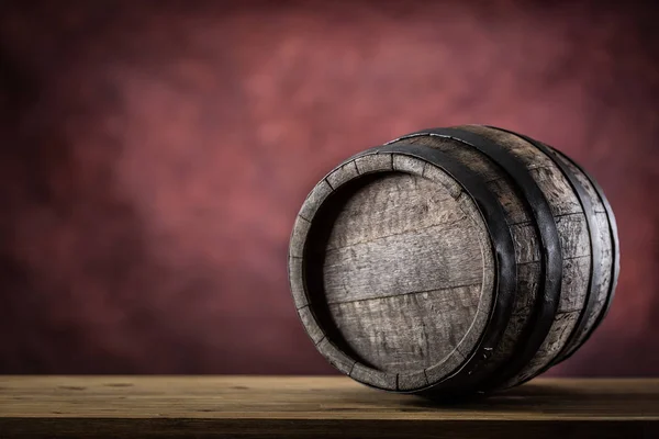 Trä barel. Gammal trä keg. Barel på öl vinstockar whiskey konjak Rom eller cognac — Stockfoto