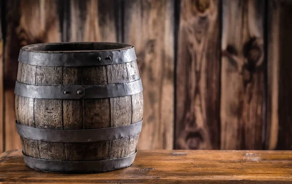 Trä barel. Gammal trä keg. Barel på öl vinstockar whiskey konjak Rom eller cognac — Stockfoto