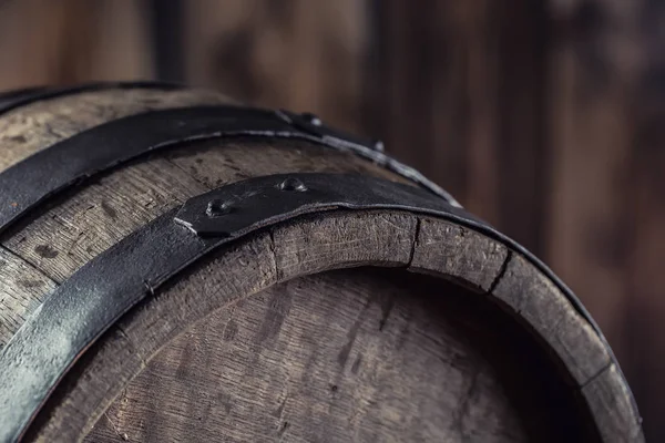 Corteza de madera. Viejo barril de madera. Barel en cerveza vino whisky brandy ron o coñac —  Fotos de Stock