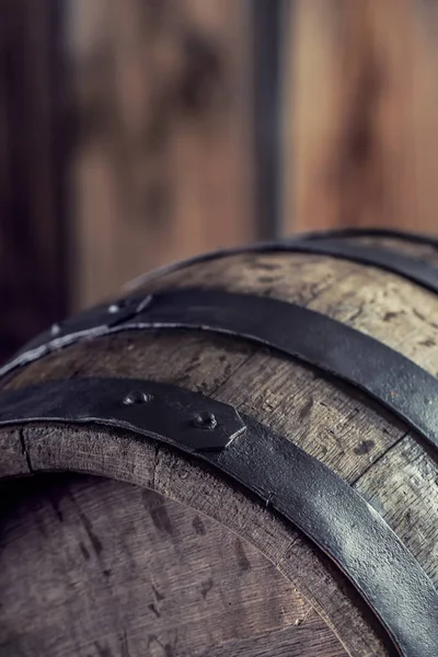 Barel din lemn. Un butoi de lemn vechi. Barel pe bere whisky brandy rom sau coniac — Fotografie, imagine de stoc