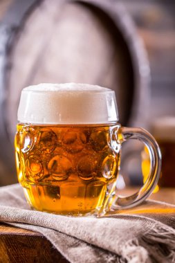 Bira. İki soğuk bira. Fıçı bira. Fıçı bira. Altın bira. Altın ale. İki altın bira üstüne köpük ile. Taslak bira cam kavanozlarda ev pub otel ya da restoran. Boş bira cam. Natürmort