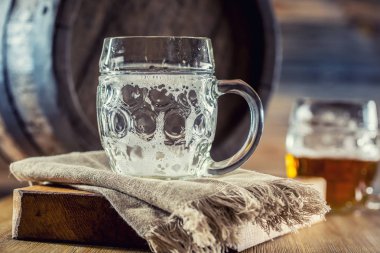 Bira. İki soğuk bira. Fıçı bira. Fıçı bira. Altın bira. Altın ale. İki altın bira üstüne köpük ile. Taslak bira cam kavanozlarda ev pub otel ya da restoran. Boş bira cam. Natürmort