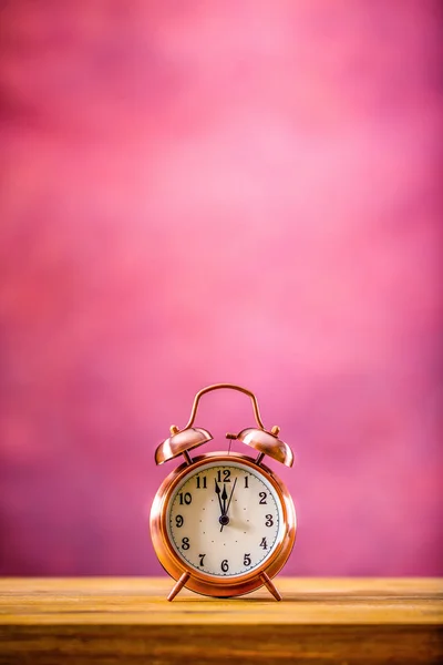 Ceas cu alarmă retro cu două minute până la miezul nopții. Fotografie filtrată în culori vibrante între anii 50 și 60. Fundal roz — Fotografie, imagine de stoc