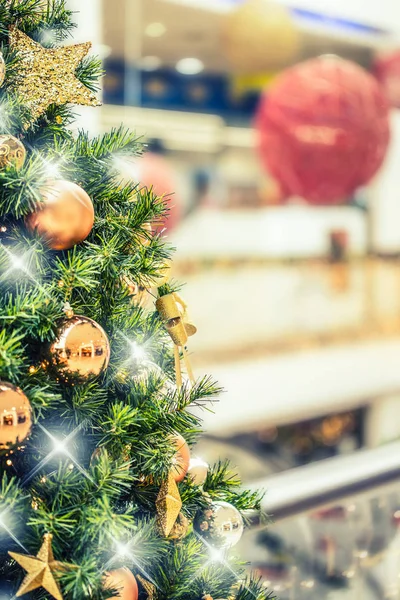 Albero di Natale con decorazione in oro nel centro commerciale.Vendite di liquidazione di Natale al centro commerciale. Elegante albero di Natale in un centro commerciale — Foto Stock