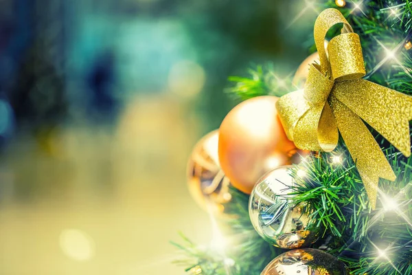 Χριστουγεννιάτικο δέντρο με χρυσό διάκοσμο στο εμπορικό κέντρο. Χριστούγεννα πωλήσεις εκκαθάρισης στο εμπορικό κέντρο. Κομψό χριστουγεννιάτικο δέντρο σε εμπορικό κέντρο — Φωτογραφία Αρχείου
