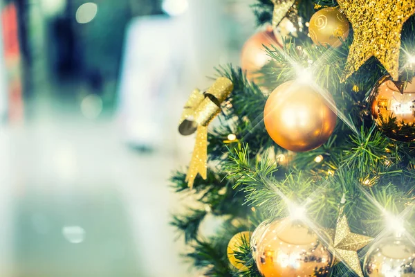 Albero di Natale con decorazione in oro nel centro commerciale.Vendite di liquidazione di Natale al centro commerciale. Elegante albero di Natale in un centro commerciale — Foto Stock