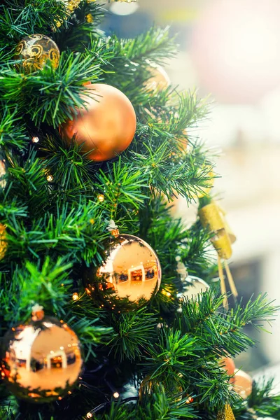 Albero di Natale con decorazione in oro nel centro commerciale.Vendite di liquidazione di Natale al centro commerciale. Elegante albero di Natale in un centro commerciale — Foto Stock