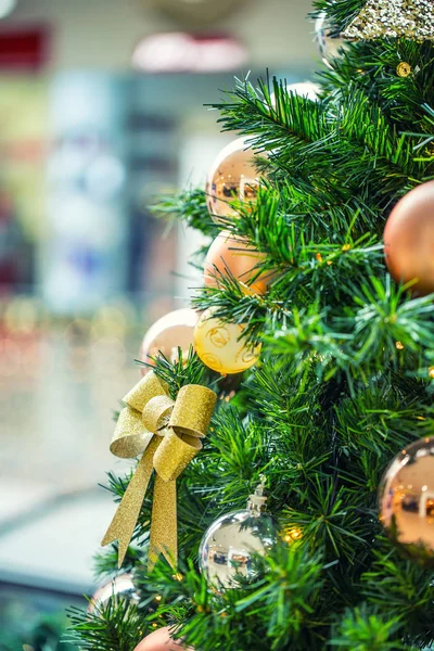 Albero di Natale con decorazione in oro nel centro commerciale.Vendite di liquidazione di Natale al centro commerciale. Elegante albero di Natale in un centro commerciale — Foto Stock